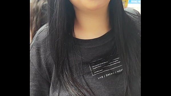 เด็กสาวที่น่าทึ่งเอาแต่ซ่อนที่ทำงานเพราะเพื่อนของเธอให้เงินเธอ
