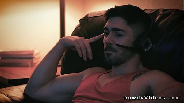 นักเล่นเกมตรงดำดิ่งสู่เซ็กส์ทางทวารหนักของเกย์